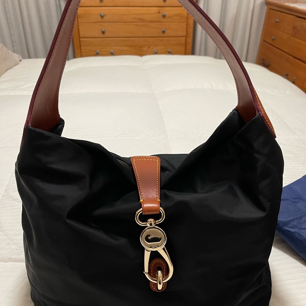 Dooney & Brourke Logo
Lock Hobo Nylon
Shoulder Bag Black
